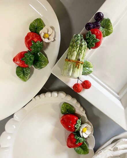 Ovale schaal reliëf aardbeien 38 x 26 wit rood | Serveerschaal | AL019 | Piccobella