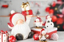 Dekoratief | Santagnoom op ski's, wit/rood, keramiek, 10x7x13cm, set van 2 stuks | A245990